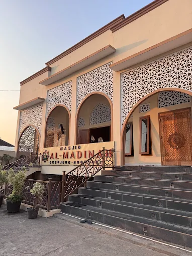 Tampak depan Masjid Pesantren Al Madinah Grenjeng di Boyolali, lokasi sarasehan untuk mewujudkan pesantren ramah anak.