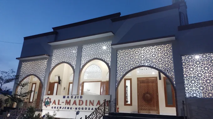 Masjid Al Madinah di Pesantren Al Madinah Grenjeng, Boyolali, yang megah saat malam hari, menjadi pusat ibadah dan pembinaan karakter santri.